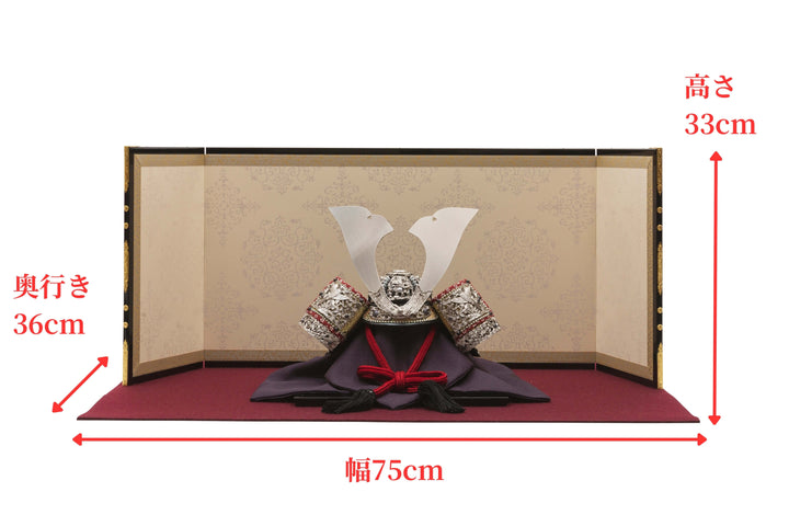 日本の伝統的な兜 黒と赤 春日大社から伝わる銀色の兜 –