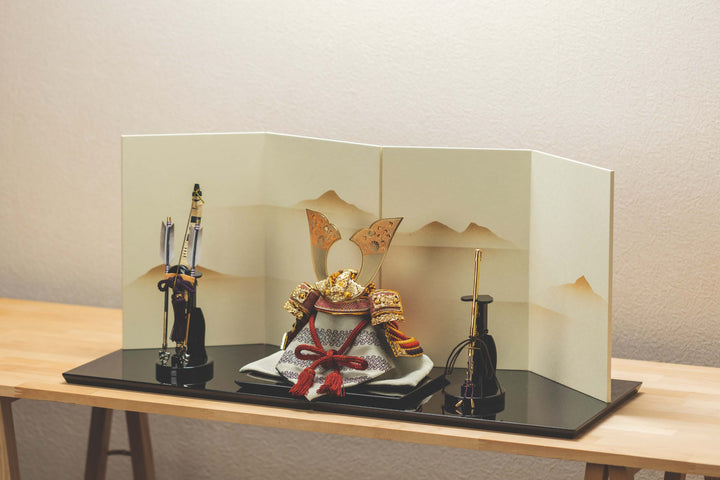 兜人形★総彫金造り京風仕立て★琇山 鏨彫職人による朱色の兜 – 人形工房 左京