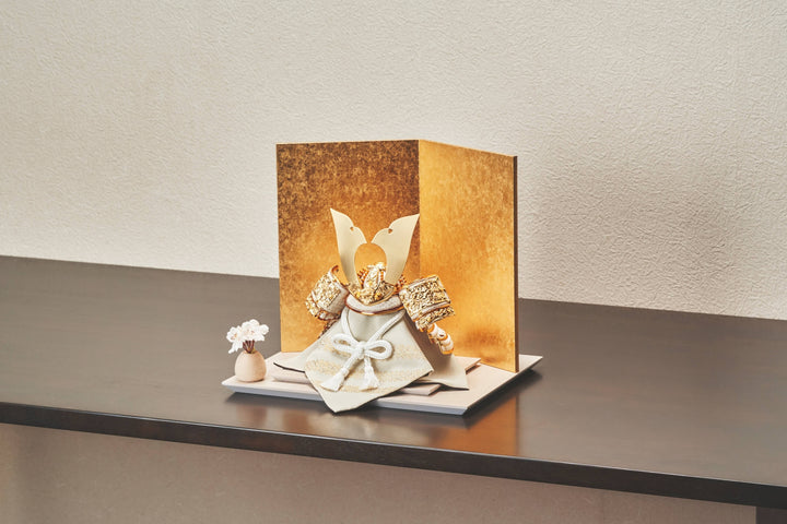 純白の金色兜 – 人形工房 左京