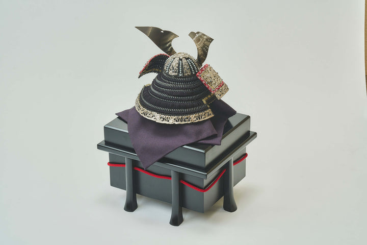 春日大社から伝わる銀色の兜 - 兜櫃 – 人形工房 左京