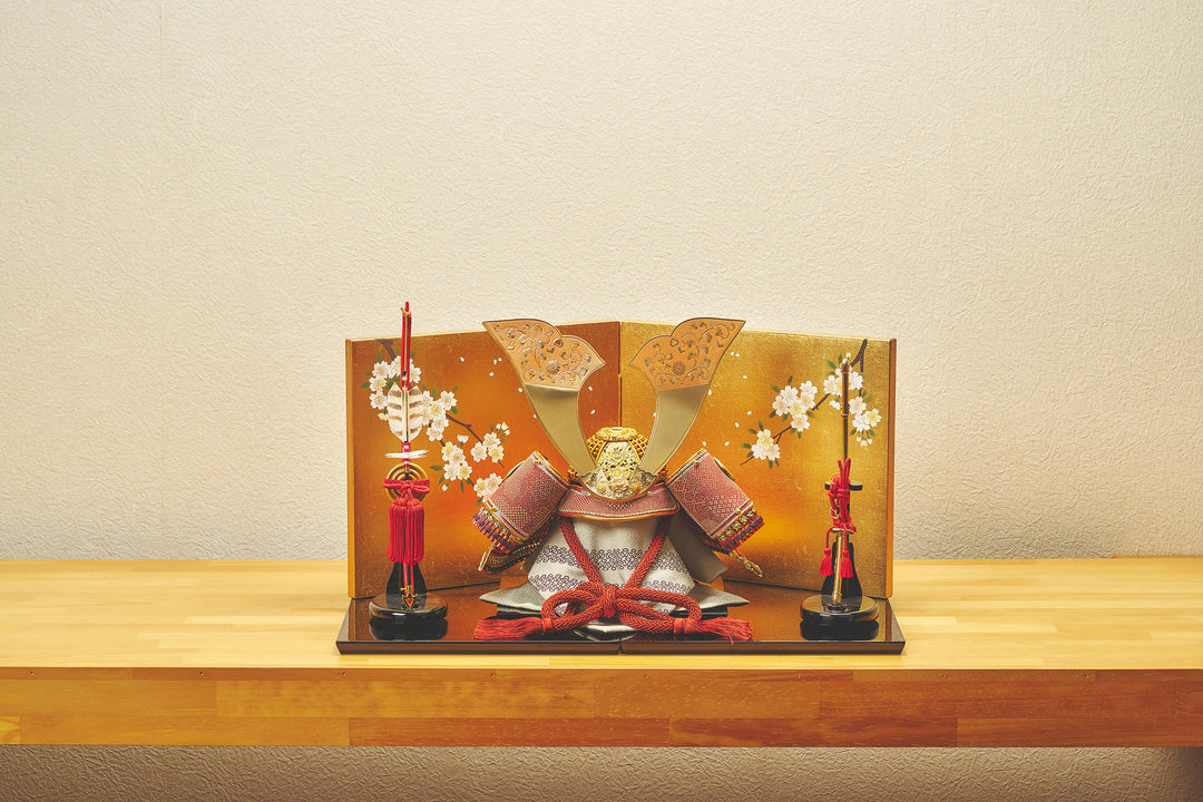 金色に鏨彫の大兜 – 人形工房 左京