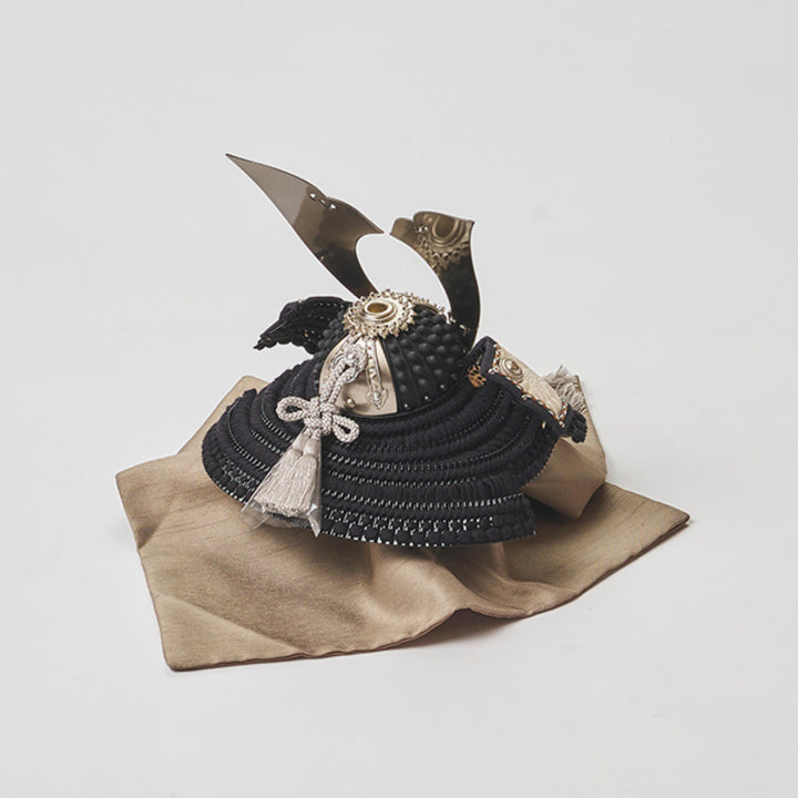 銀座 和光 WAKO 兜　カブト　星兜　額縁　端午の節句　三菱鉛筆 鶴舞う黒の銀兜 - 兜櫃 – 人形工房 左京