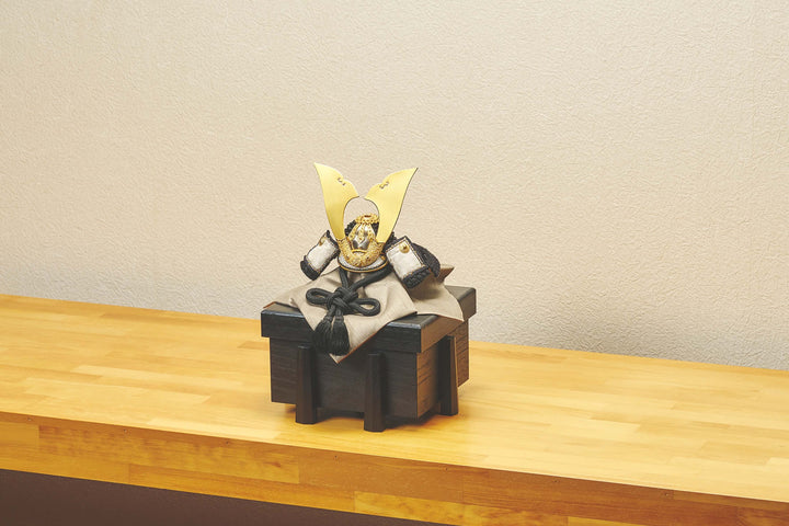 伝統的な黒金兜と箱付き 伝統的な黒金兜と箱付き