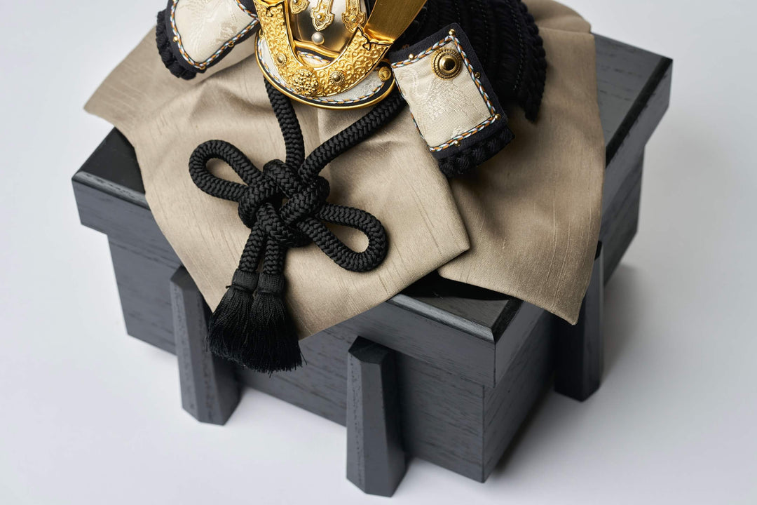 鶴舞う黒の金兜 - 兜櫃 – 人形工房 左京