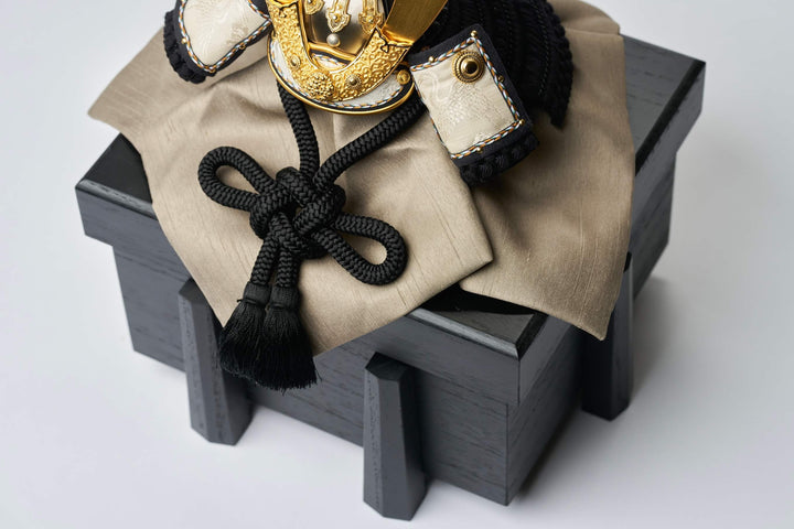 鶴舞う黒の金兜 - 兜櫃 – 人形工房 左京