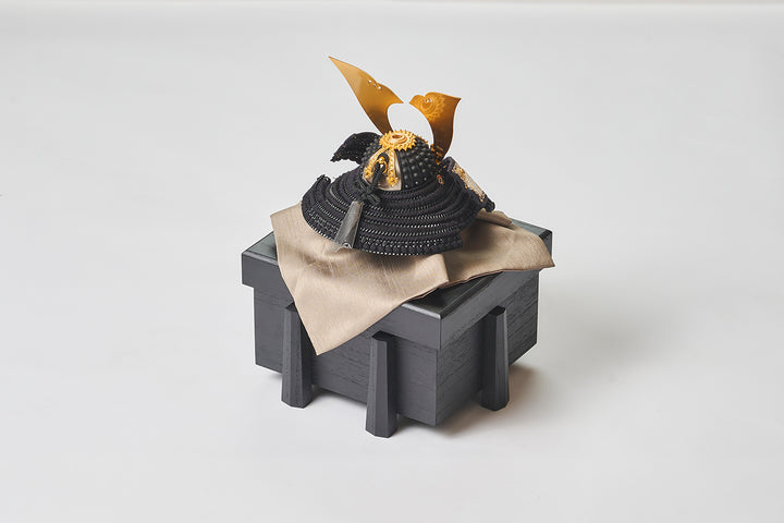 鶴舞う黒の金兜 - 兜櫃 – 人形工房 左京