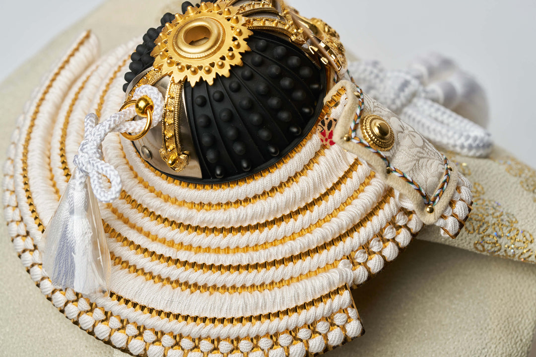 藻勝見文、純白の金兜 - 兜櫃 – 人形工房 左京