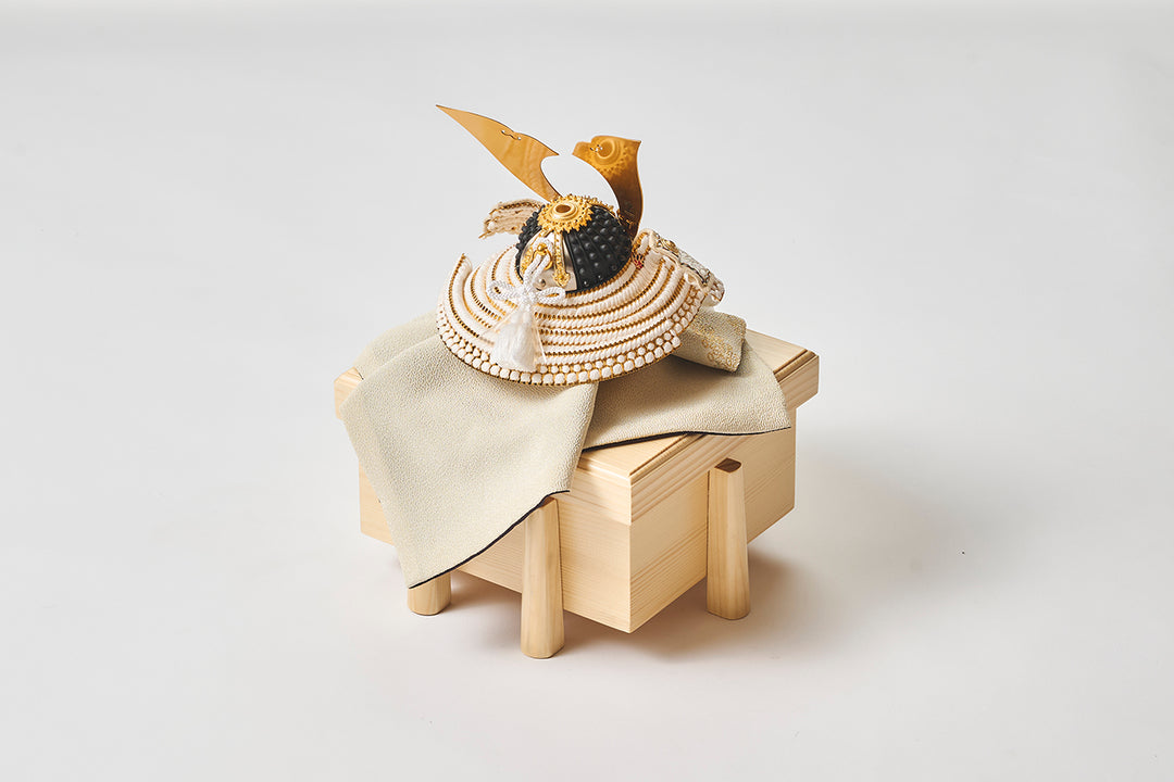 藻勝見文、純白の金兜 - 兜櫃 – 人形工房 左京