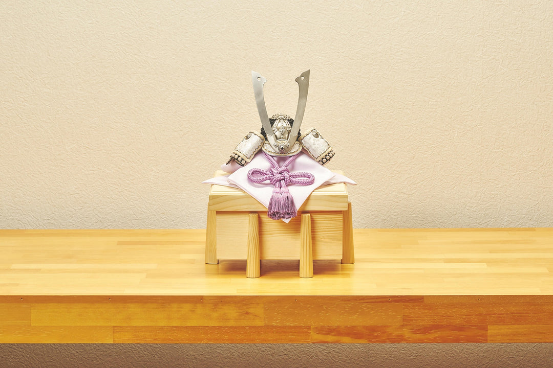 藻勝見文、桜藤色の銀兜 - 兜櫃 – 人形工房 左京