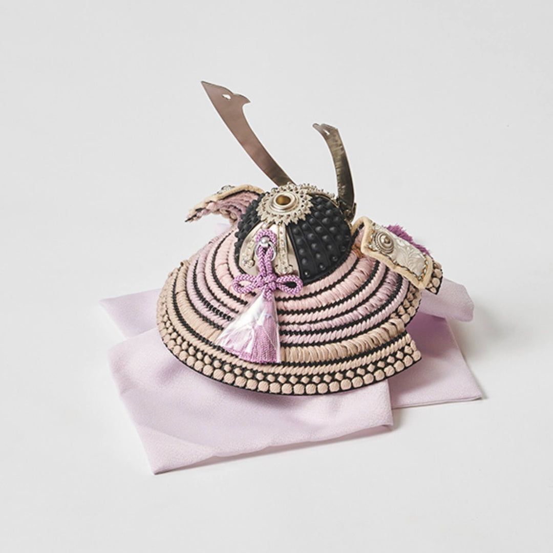 御所人形 有風作 紫色の美しい工芸品 藻勝見文、桜藤色の銀兜 - 兜櫃 – 人形工房 左京
