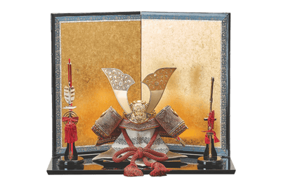 ぼかし金に金色に鏨彫の大兜