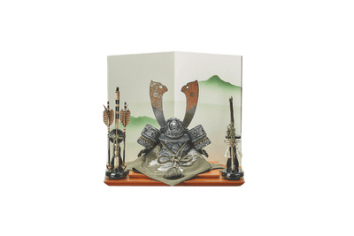 東山に鷲と鏨彫の兜