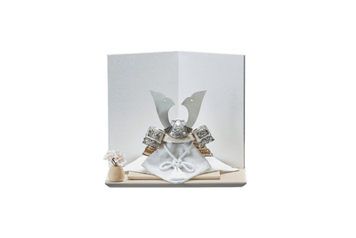 白銀に煌めく兜