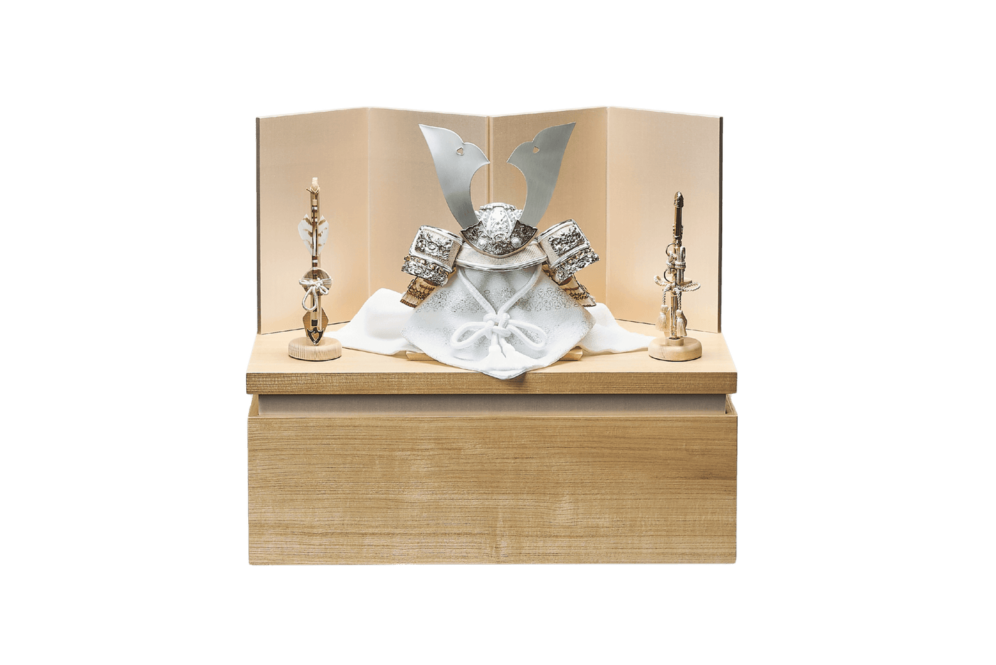 桜箔に白銀の煌めく兜