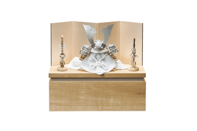 桜箔に白銀の煌めく兜