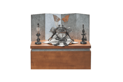 錫色に鏨彫の紫兜