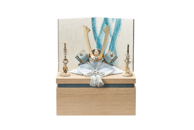 花薄色、風立涌に長鍬形の兜